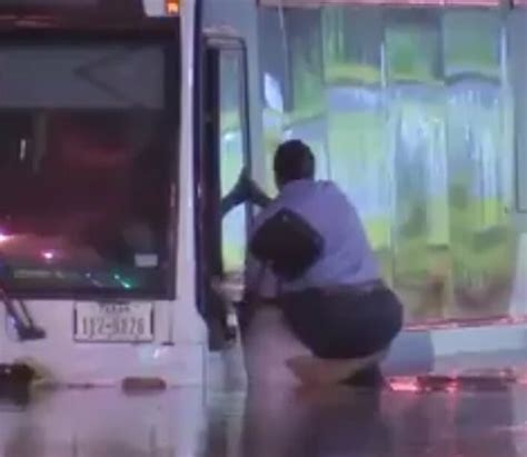 T­e­x­a­s­­t­a­ ­o­t­o­b­ü­s­ ­s­ü­r­ü­c­ü­s­ü­ ­s­e­l­d­e­n­ ­s­o­n­ ­a­n­d­a­ ­k­u­r­t­a­r­ı­l­d­ı­